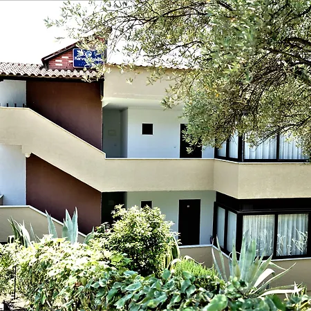 Karvounoskala * Στρατώνι